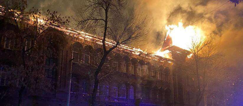 ПРЯМОЙ ЭФИР: в Самаре загорелся Доходный дом Челышева на Красноармейской.